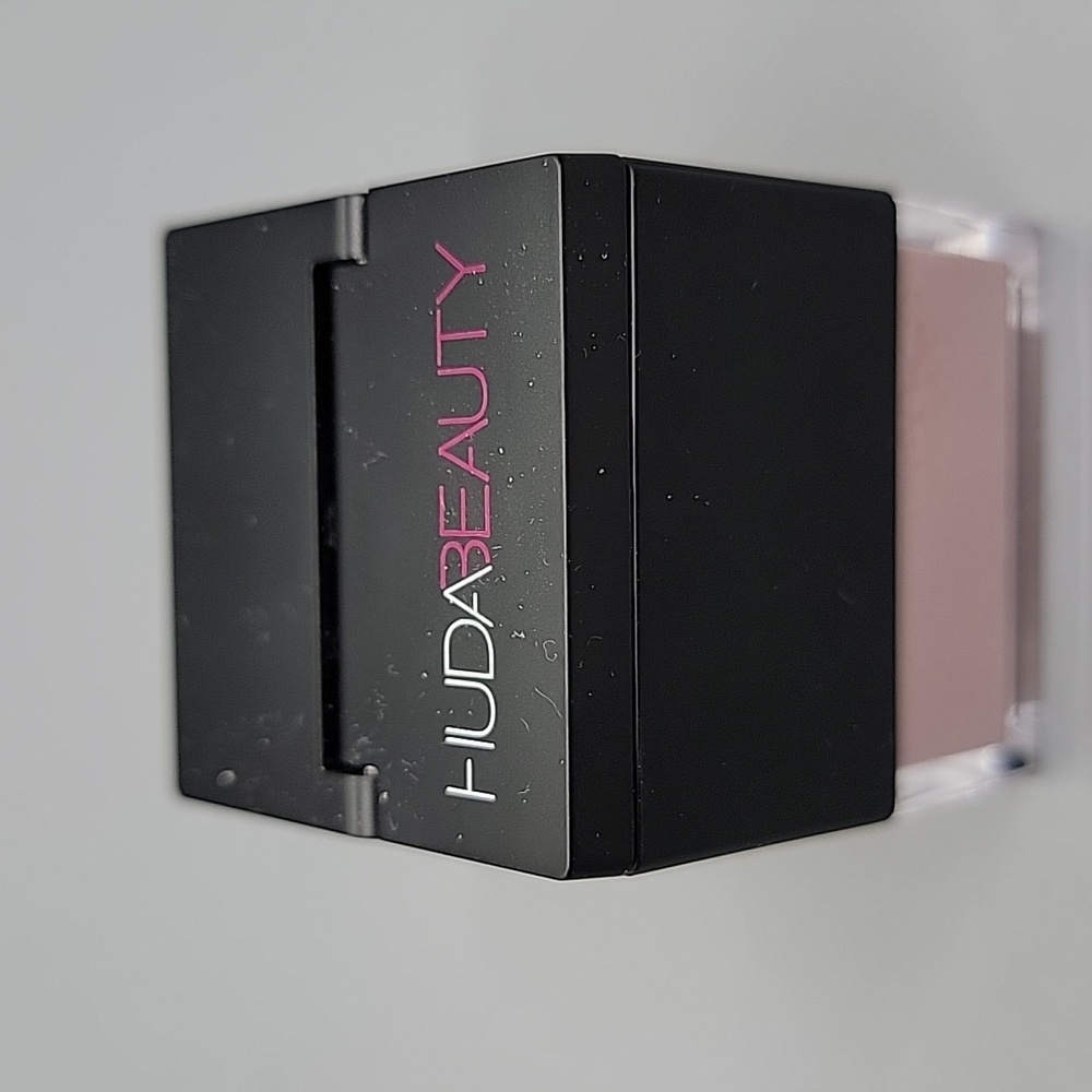 Huda Beauty Baby Bake Loose Powder - Picture 4 of 11
